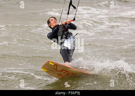 Gager, Deutschland, Kite Surfer vor der Halbinsel Mönchgut Stockfoto