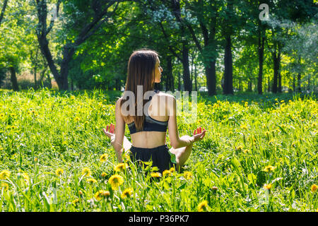 Eine junge, schlanke Frau im Sport, in der Ansicht von hinten Stockfoto