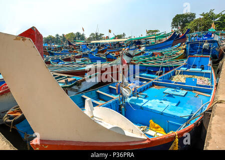 Bunte Fischerboote im Kannur dock, Kerala, Indien verankert. Stockfoto