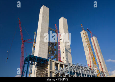 Baustelle eines neuen Braunkohlekraftwerks gegen den blauen Himmel. Stockfoto