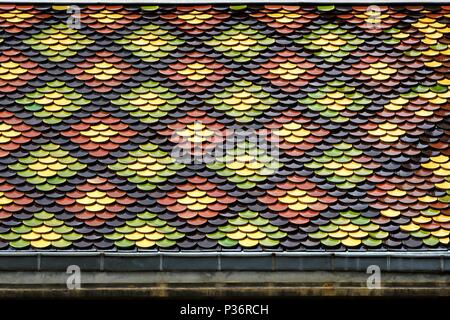 Polychrome Dach der Kirche des Heiligen Bruno in Voiron, Frankreich Stockfoto