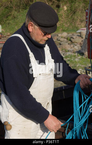 Lohme, Deutschland, ein Fischer in seinem Boot am Hafen Stockfoto