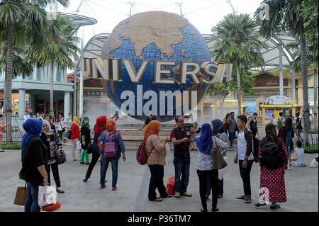 Singapur, Republik Singapur, Menschen vor der Universal Studios Theme Park Stockfoto