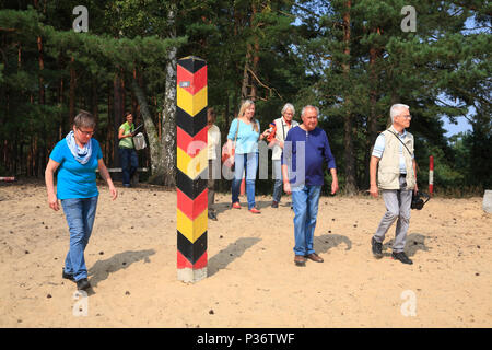 Geführte Fahrradtour an Wirler Spitze, die ehemalige Grenze zur DDR (DDR), Ziemendorf, Altmark, Sachsen-Anhalt, Deutschland, Europa Stockfoto