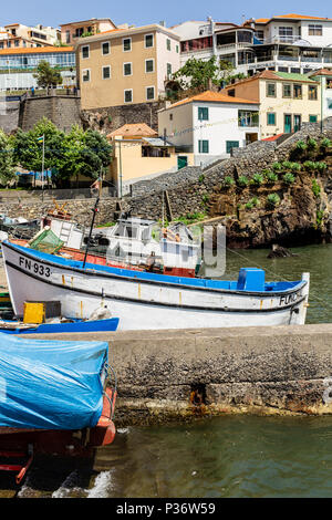 Blick auf Fischerboot und trocken Fisch hängen in Camara de Lobos Stadt im Süden der Insel Madeira, Portugal Stockfoto