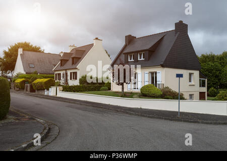 Ländliche Haus exteriour, Sommer draußen Brest, Frankreich, 31. Mai 2018. Stockfoto