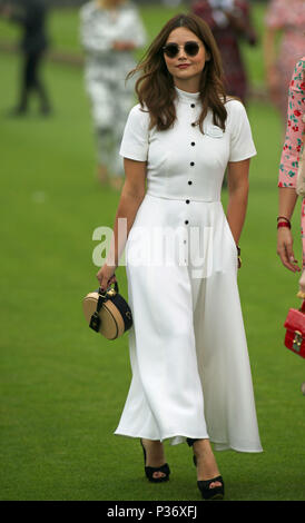 Schauspielerin Jenna Coleman vor Beginn der Cartier Trophy an den Guards Polo Club, Windsor Great Park, Surrey gesehen. Stockfoto