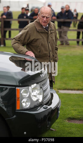 Der Herzog von Edinburgh kommt die Cartier Trophy an den Guards Polo Club, Windsor Great Park, Surrey zu besuchen. Stockfoto