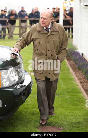 Der Herzog von Edinburgh kommt die Cartier Trophy an den Guards Polo Club, Windsor Great Park, Surrey zu besuchen. Stockfoto