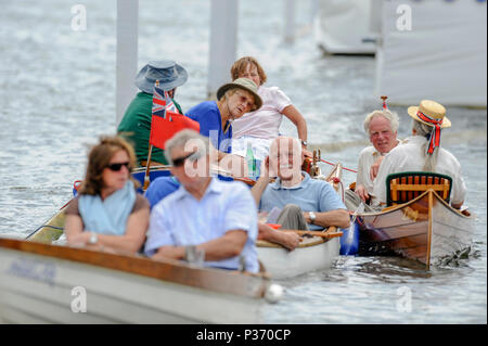 In Henley, GROSSBRITANNIEN, Boot, Skiff, Rudern. Auf dem Kurs Ausleger vertäut. 2010 Henley Royal Regatta. 14:25:51 Donnerstag 01/07/2010. © Peter Stockfoto