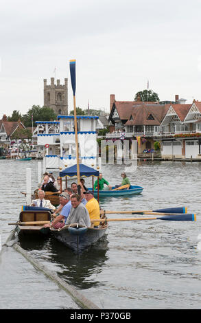 Henley, England. Skiff, auf die sich die Ausleger gebunden der Rennen zu beobachten. 2015 Henley Royal Regatta, Henley, Themse. 11:38:03 Sonntag, 05/07/2015 Stockfoto