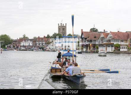 Henley, England. Skiff günstig auf die Ausleger der Racing bei der Henley Royal Regatta 2015, Henley, Themse zu beobachten. 11:45:11 Sonntag, 05.07. Stockfoto