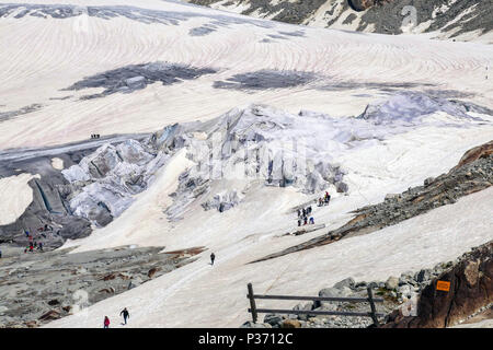 Eisgrotte, Rhonegletscher, in Platten abgedeckt Abschmelzen zu verhindern, Furkapass, Rhonegletscher, Rhonegletsch, Frühling, Schweizer, Schweiz, Stockfoto