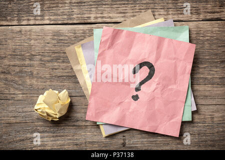 Konzept mit Fragezeichen auf Haftnotiz Stockfoto