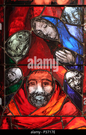 Pfingsten, Glasfenster von Sieger Koder in der Kirche St. Bartholomäus in Leutershausen, Deutschland Stockfoto