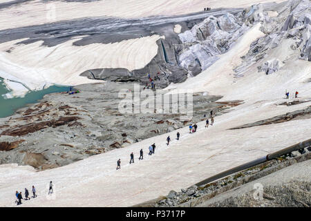 Eisgrotte, Rhonegletscher, in Platten abgedeckt Abschmelzen zu verhindern, Furkapass, Rhonegletscher, Rhonegletsch, Frühling, Schweizer, Schweiz, Stockfoto