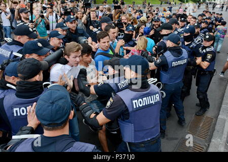 Kiew, Ukraine. 17 Juni, 2018. Polizeibeamte der März der Gleichstellung zur Unterstützung der schwul-lesbischen Community. Credit: Alexandr Gusew/Pacific Press/Alamy leben Nachrichten Stockfoto