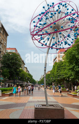 SOFIA, Bulgarien - Juni 8, 2018: Vitosha Boulevard und Nedelja Kirche im Hintergrund Stockfoto