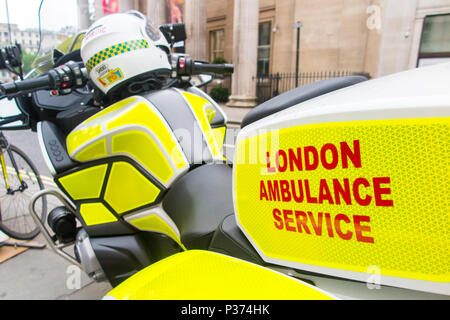 Ein London Ambulance Service Sanitäter Motorrad Stockfoto