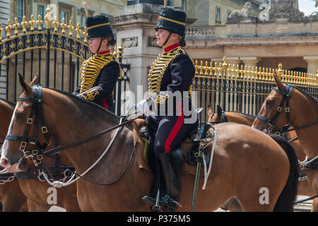 Die Könige Troop berittene Artillerie außerhalb der Buckingham Palace Stockfoto