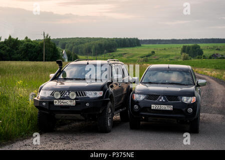 SUV Mitsubishi L200 und Pajero Sport, Moskau, Russland. 05-11-2018 Stockfoto