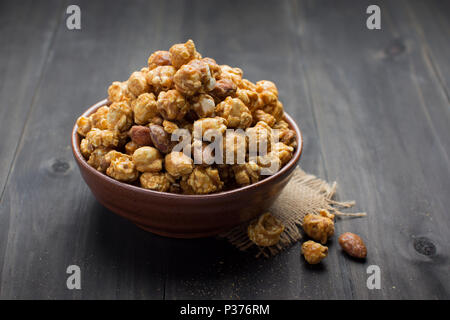 Karamell Popcorn in Keramik Schüssel Stockfoto