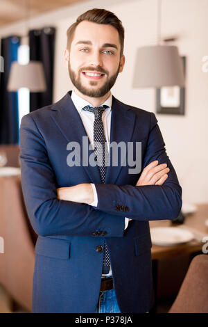 Erfolgreiche Restaurantbesitzer in seinem Betrieb Stockfoto