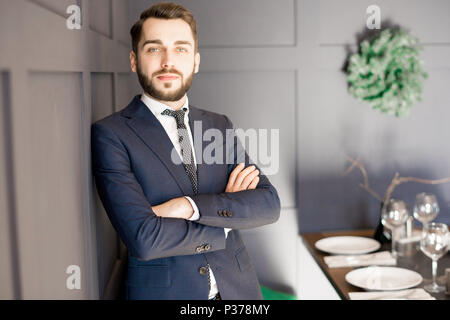 Gezielte gut aussehender Geschäftsmann in Anzug Stockfoto