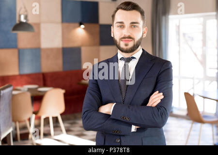 Lächelnd bärtigen Manager im Restaurant Halle Stockfoto