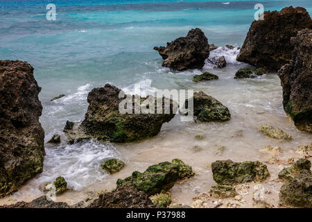 Felsen am Strand, Wellen und türkisblauem Wasser. Die Insel Boracay, Philippinen Stockfoto