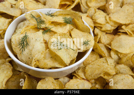 Noch immer leben aus einer Glasschale mit Kartoffelchips Nahaufnahme Stockfoto