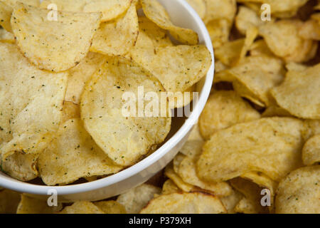 Noch immer leben aus einer Glasschale mit Kartoffelchips Nahaufnahme Stockfoto