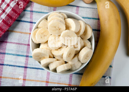 Scheiben von frischen Bananen in einer Schüssel Nahaufnahme Stockfoto