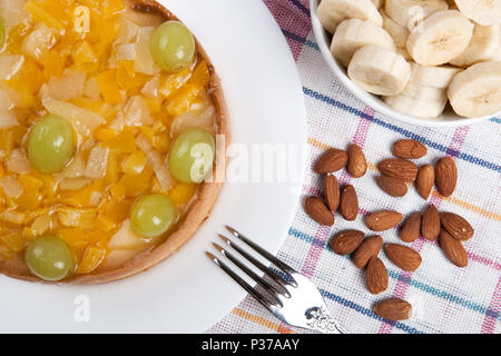 Immer noch leben der frisch gebackene Torte und Bananenscheiben und Muttern Nahaufnahme Stockfoto