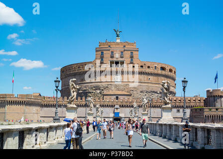 Touristen zu Fuß auf dem Castel Sant'Angelo und Ponte Sant Angelo Brücke, Rom, Latium, Italien Stockfoto