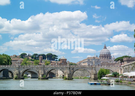 Panoramablick von der Ponte Sant Angelo Brücke mit römischen Monumenten, Rom, Latium, Italien Stockfoto
