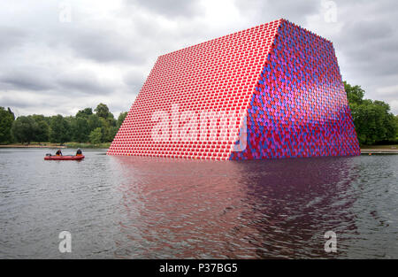 Vorbereitung voraus Arbeiten des Künstlers Christo Enthüllung seiner ersten DE Outdoor arbeiten, die Mastaba, eine 20 m hohe Installation von 7,506 horizontal gestapelte Fässer, die 20 m hoch, 30 m breit und 40 m lang, auf See Serpentine Lake bis zum 23. September 2018 angezeigt werden. Stockfoto