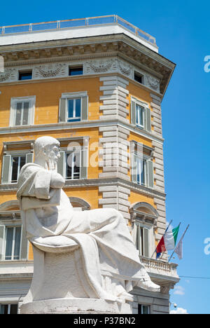 Eine marmorstatue vor Gebäude im Stadtteil Prati, Rom, Latium, Italien Stockfoto