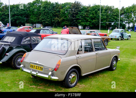 Die 2018 Badewanne Festival des Autofahrens bei Walcot Rugby Ground, Badewanne Somerset England uk Morris 1300 Stockfoto