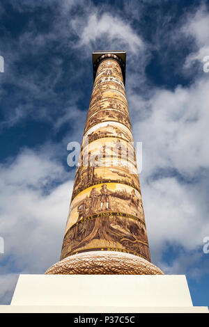 Oder 02474-00 ... OREGON - Die 125 Fuß hohe Astoria Säule steht hoch über der Stadt Astoria auf Coxcomb Hill. Die Spirale Malerei zeigt 14 signifikante Stockfoto