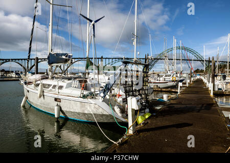 Oder 02492-00 ... OREGON - Newport Marina mit der Yaquina Bay Bridge im Hintergrund von der Stadt Newport. Stockfoto