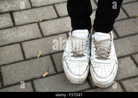 Beine eines ständigen Jugendlicher in Turnschuhen Stockfoto