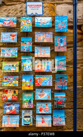 Am Meer Postkarten zum Verkauf in einem Rack vor einem Geschäft in Whitby, North Yorkshire, UK Stockfoto