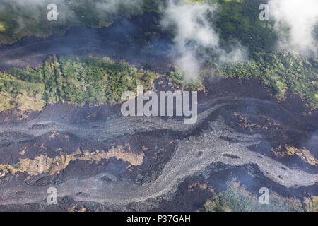 Luftaufnahme von Lava fliesst vom Ausbruch des Vulkans Kilauea auf Hawaii, Mai 2018 Stockfoto