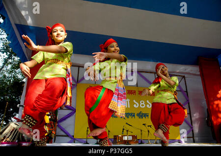 Mädchen führen an Poush Mela 1414 in Ramna Botomul in Dhaka, der Hauptstadt von Bangladesch. Stockfoto