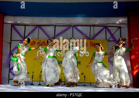 Mädchen führen an Poush Mela 1414 in Ramna Botomul in Dhaka, der Hauptstadt von Bangladesch. Stockfoto