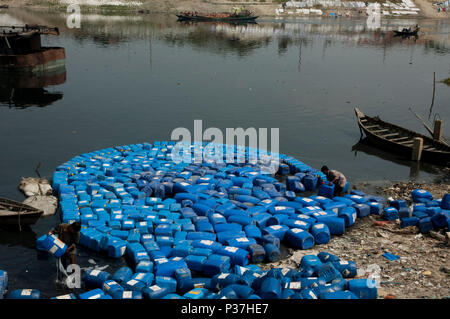 Arbeitnehmer waschen Kunststoff chemischen Behältern in der buriganga River. Dhaka, Bangladesch. Stockfoto