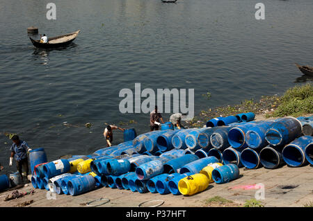 Arbeitnehmer waschen Kunststoff chemischen Behältern in der buriganga River. Dhaka, Bangladesch. Stockfoto