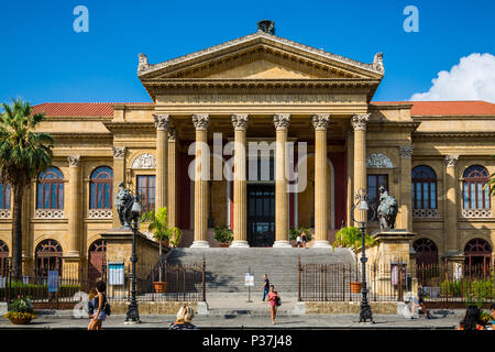 Ansicht des Teatro Massimo in Palermo, Sizilien, Italien Stockfoto