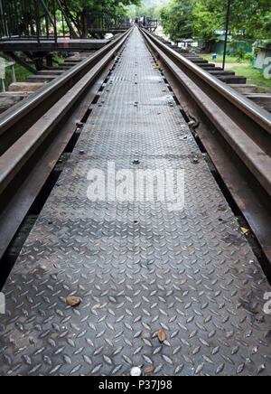 Detailansicht der Metall weg auf der alten Eisenbahnbrücke mit dem Blur trourist Hintergrund, Kanchanaburi Thailand. Stockfoto